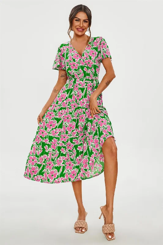 Midi dresses with polka dot prints for a playful summer outfit Rosa Wickel-Midikleid mit gestuftem Saum und Blumenmuster in Grün Midi dresses with polka dot prints for a playful summer outfit Rosa Wickel-Midikleid mit gestuftem Saum und Blumenmuster in Grün